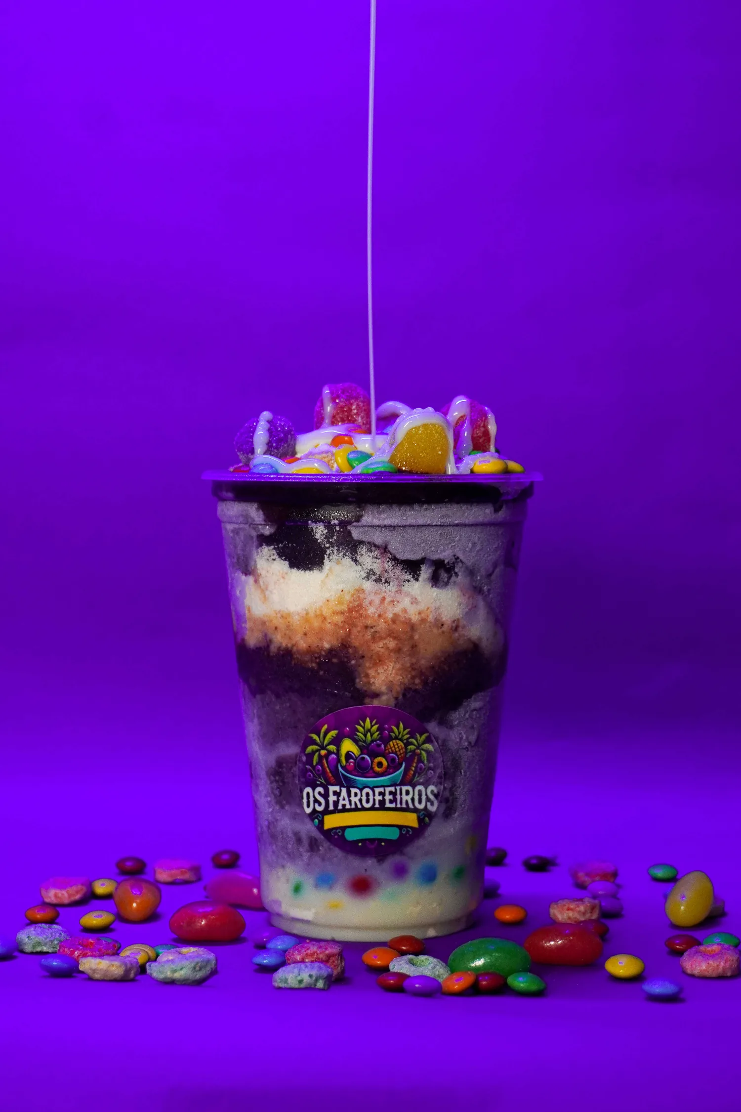 Fotografia de produto com calda e fundo roxo