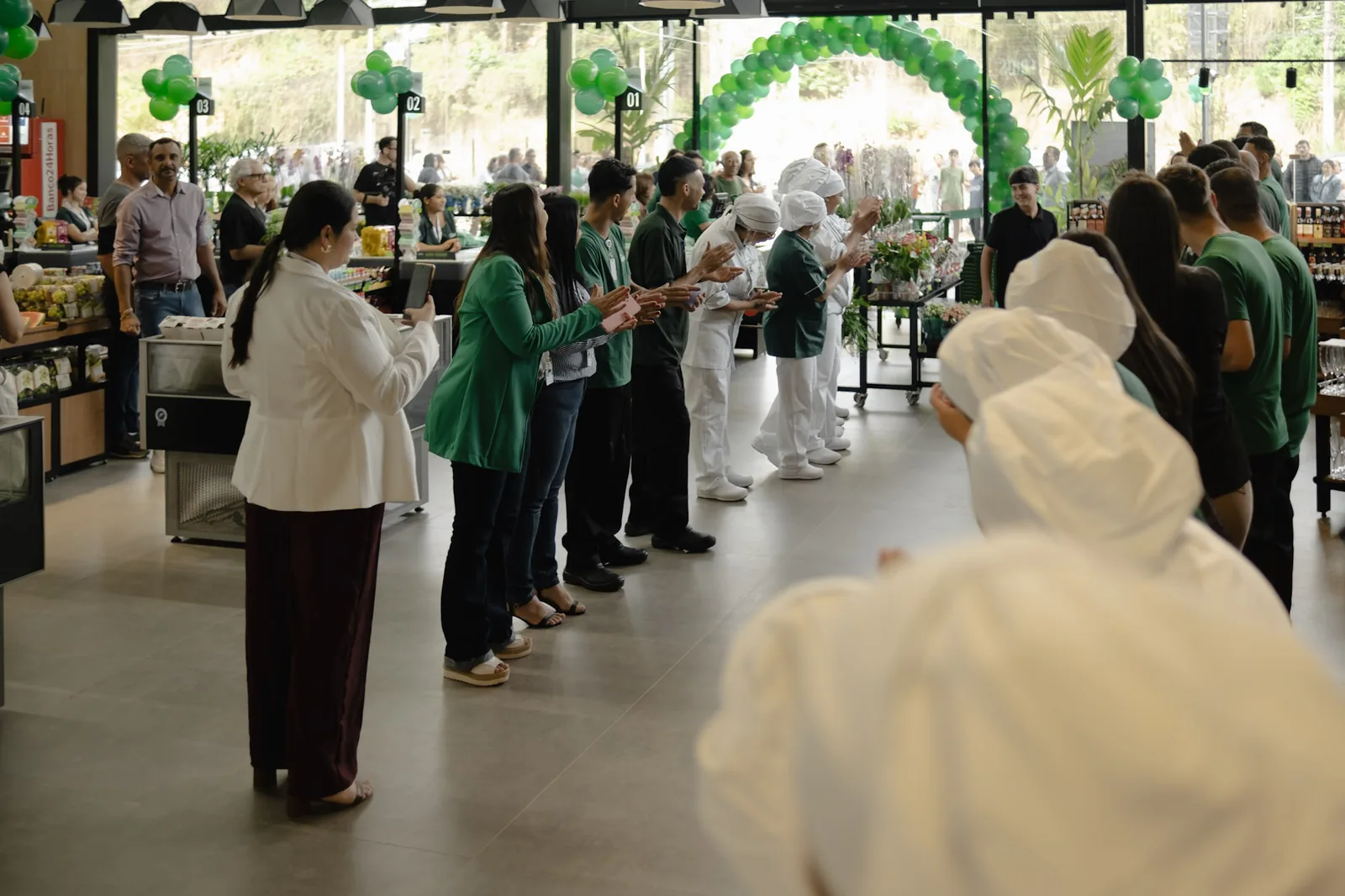 Inauguração de negócio local registrada pela Kovax em Petrópolis