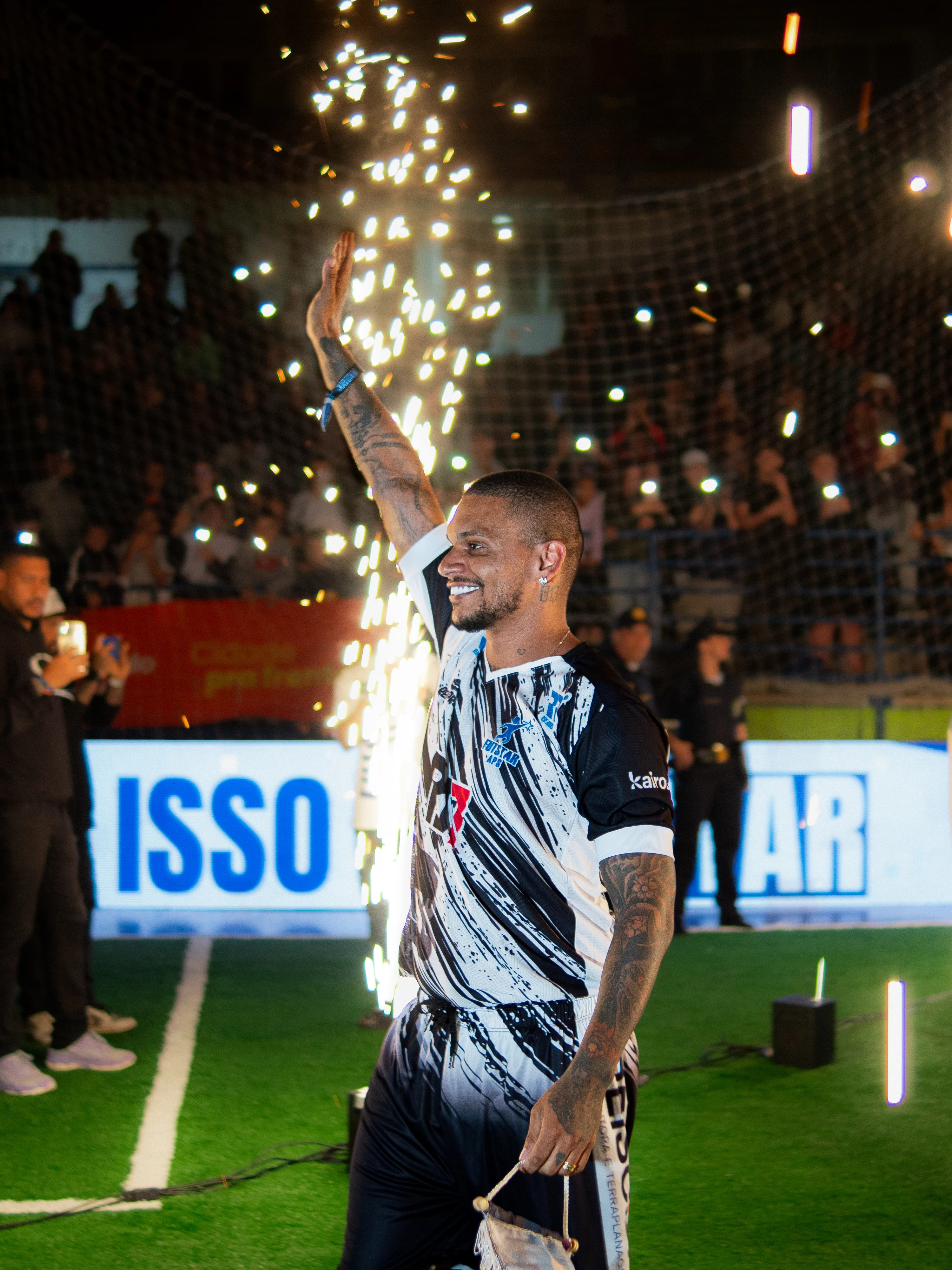 Atleta entrando em campo durante evento Futstar registrado pela Kovax